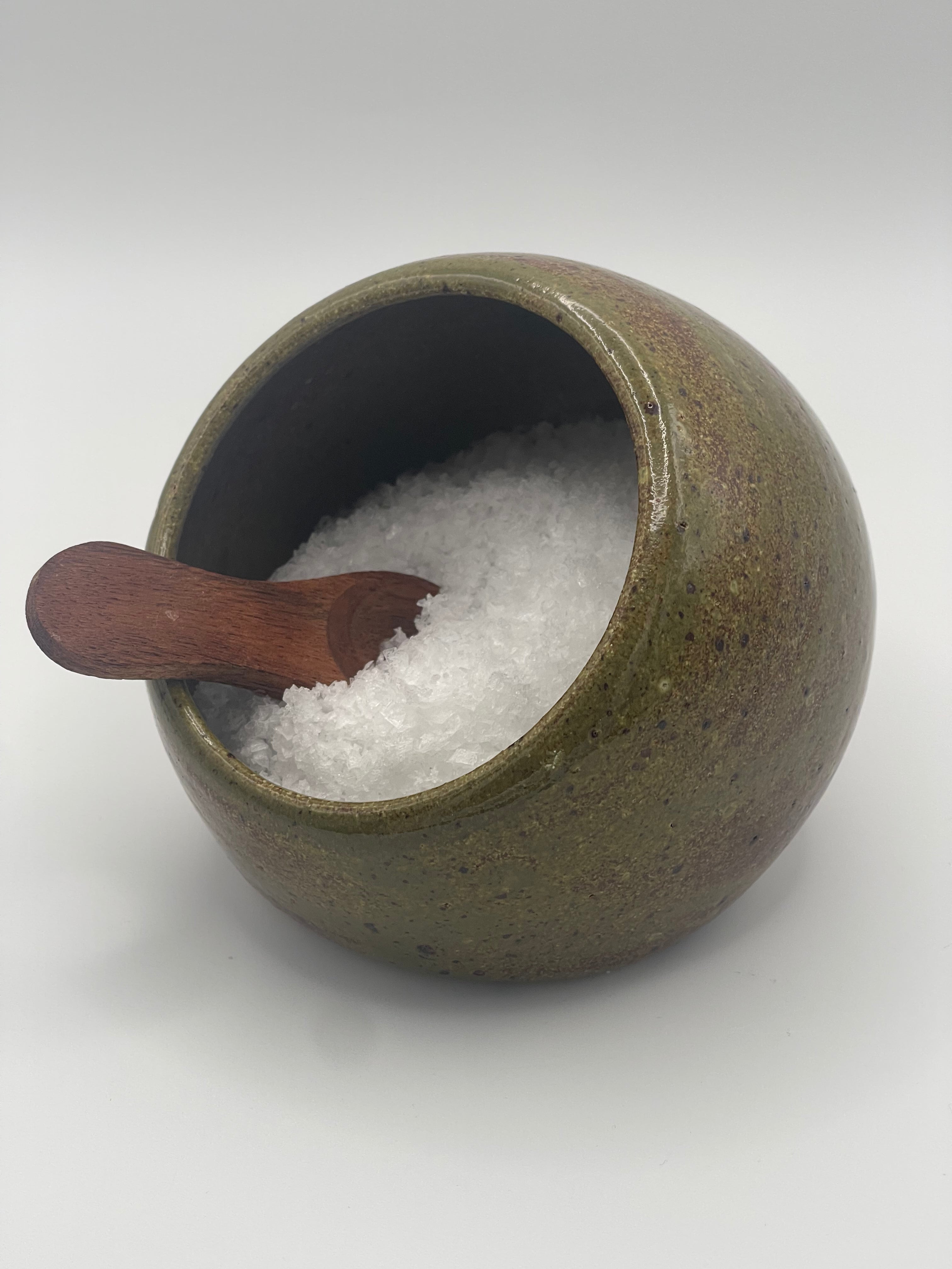 Saltgris, Skovbund